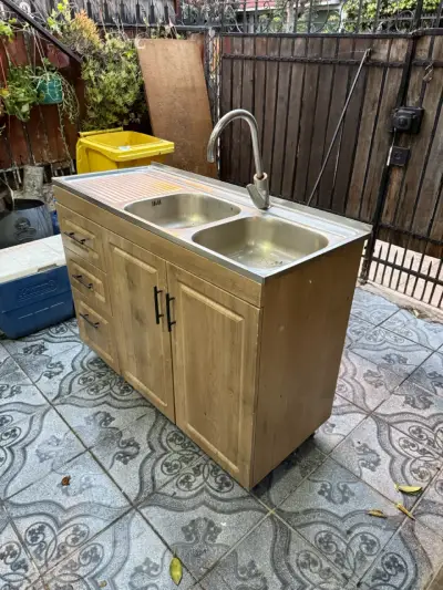 Mueble de cocina con lavaplatos doble y grifo - miniatura 2