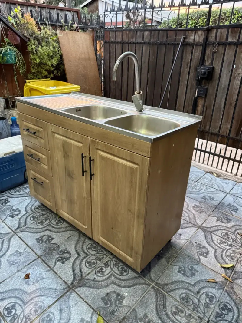Mueble de cocina con lavaplatos doble y grifo - 3