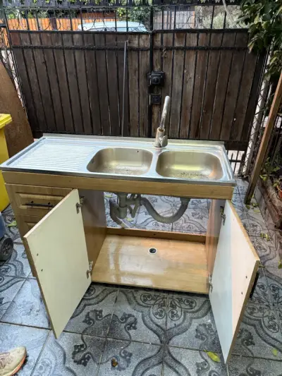 Mueble de cocina con lavaplatos doble y grifo - miniatura 4