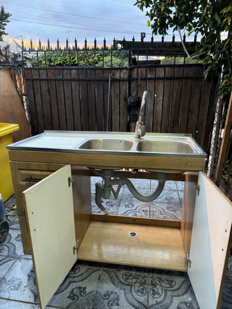 Mueble de cocina con lavaplatos doble y grifo - 5