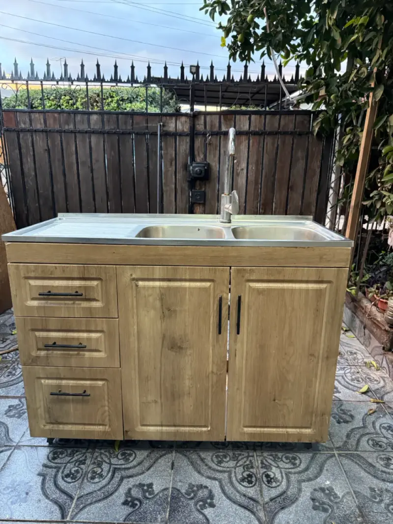 Mueble de cocina con lavaplatos doble y grifo - 6