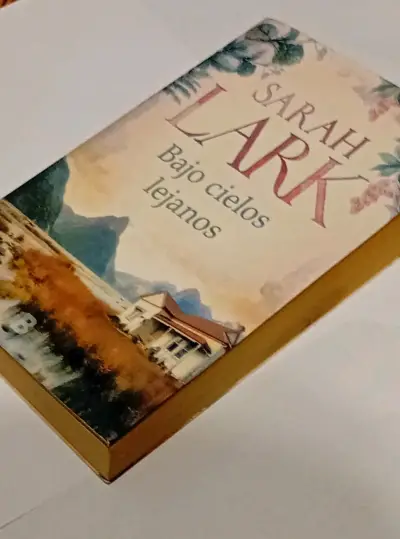 Libro 'Bajo cielos lejanos' de Sarah Lark - miniatura 1