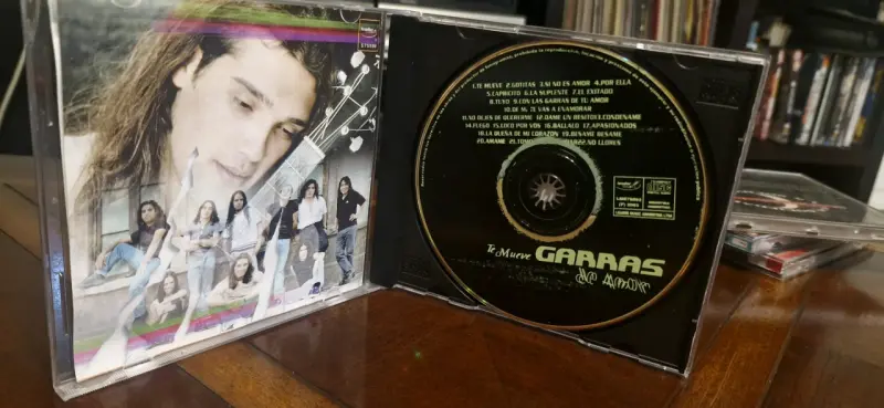CD Green & Red Remixes y Garras de amor - 5