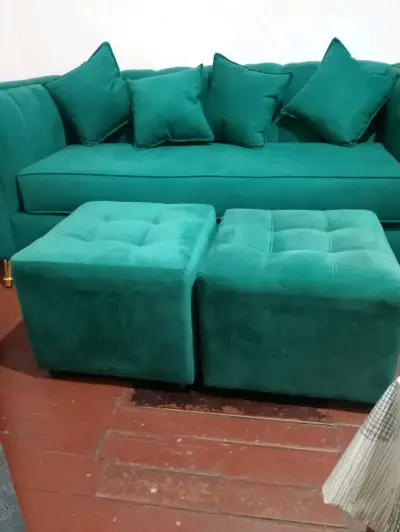 Sofá esquinero verde con cojines y pufs - miniatura 1