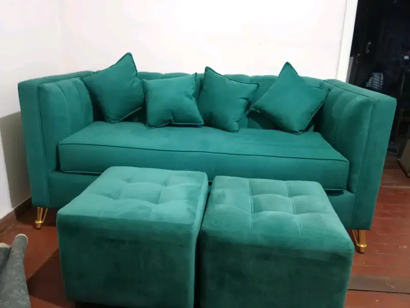Sofá esquinero verde con cojines y pufs - 2