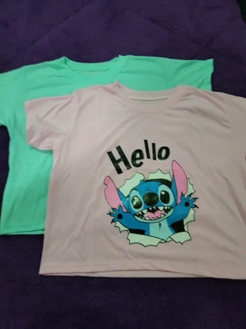 Conjunto de poleras y blusas estampadas