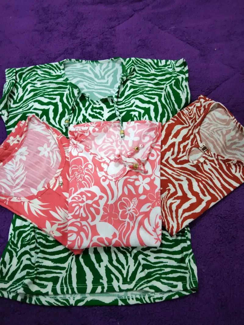 Conjunto de poleras y blusas estampadas - 4