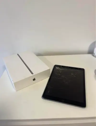 iPad 8va Generación 128GB con Pantalla Dañada - miniatura 2