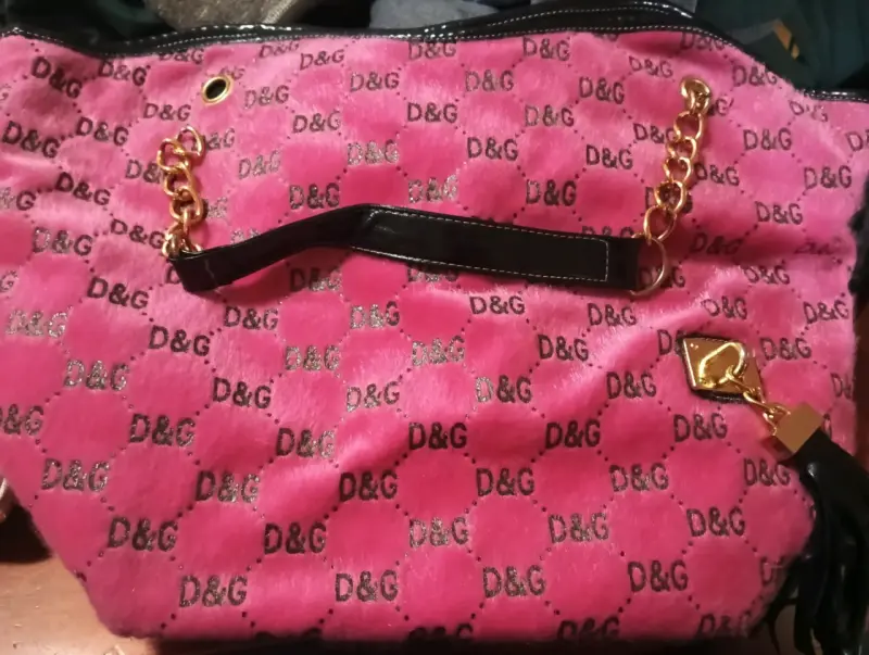 Bolso de mano rosa con logo D&G y cadena dorada