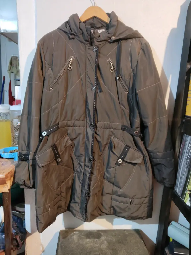 Abrigo de invierno con capucha y bolsillos - 3
