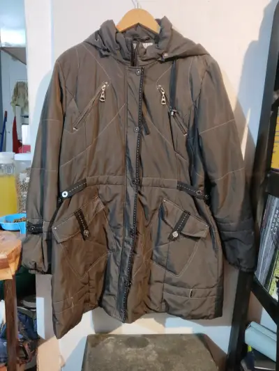 Abrigo de invierno con capucha y bolsillos - miniatura 3