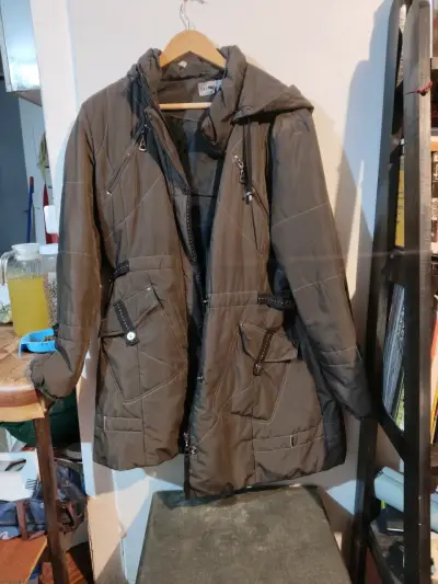 Abrigo de invierno con capucha y bolsillos - miniatura 5