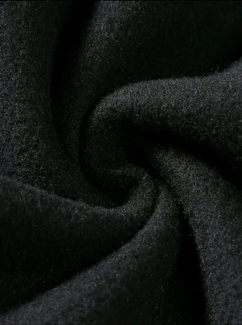 Polerón negro con diseño tribal - 4