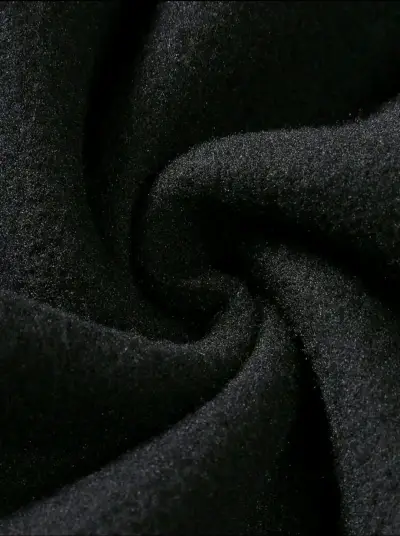 Polerón negro con diseño tribal - miniatura 4