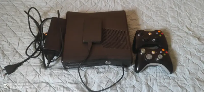 Consola Xbox 360 con dos controles y cables - 1