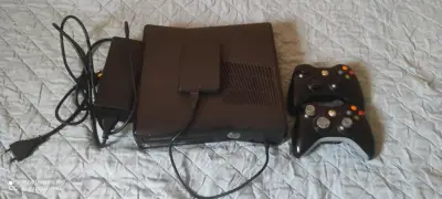 Consola Xbox 360 con dos controles y cables - miniatura 1