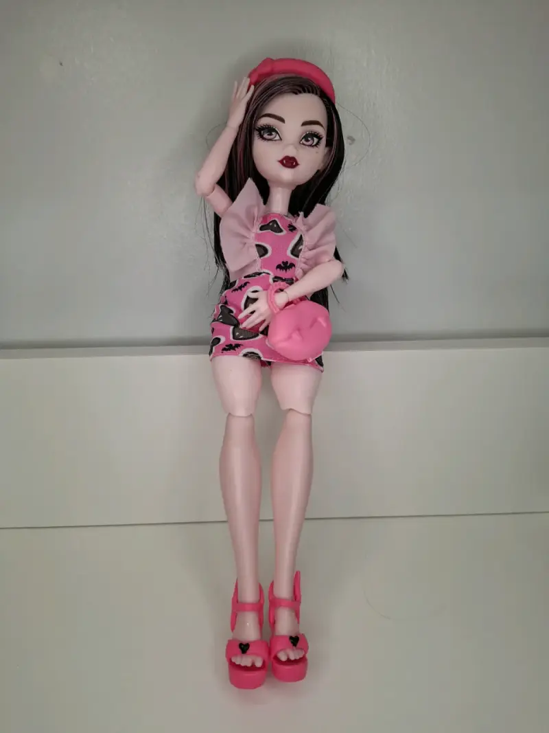 Muñeca de moda con vestido rosa y accesorios