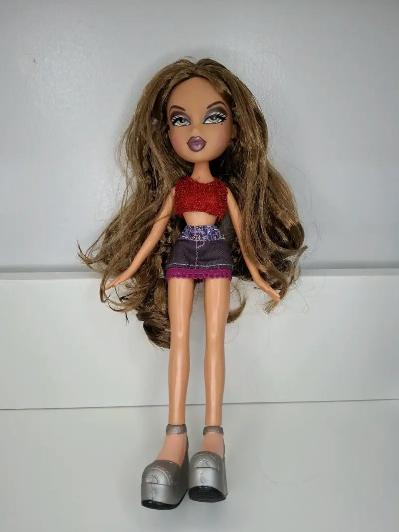 Muñeca fashion con cabello largo y ropa moderna