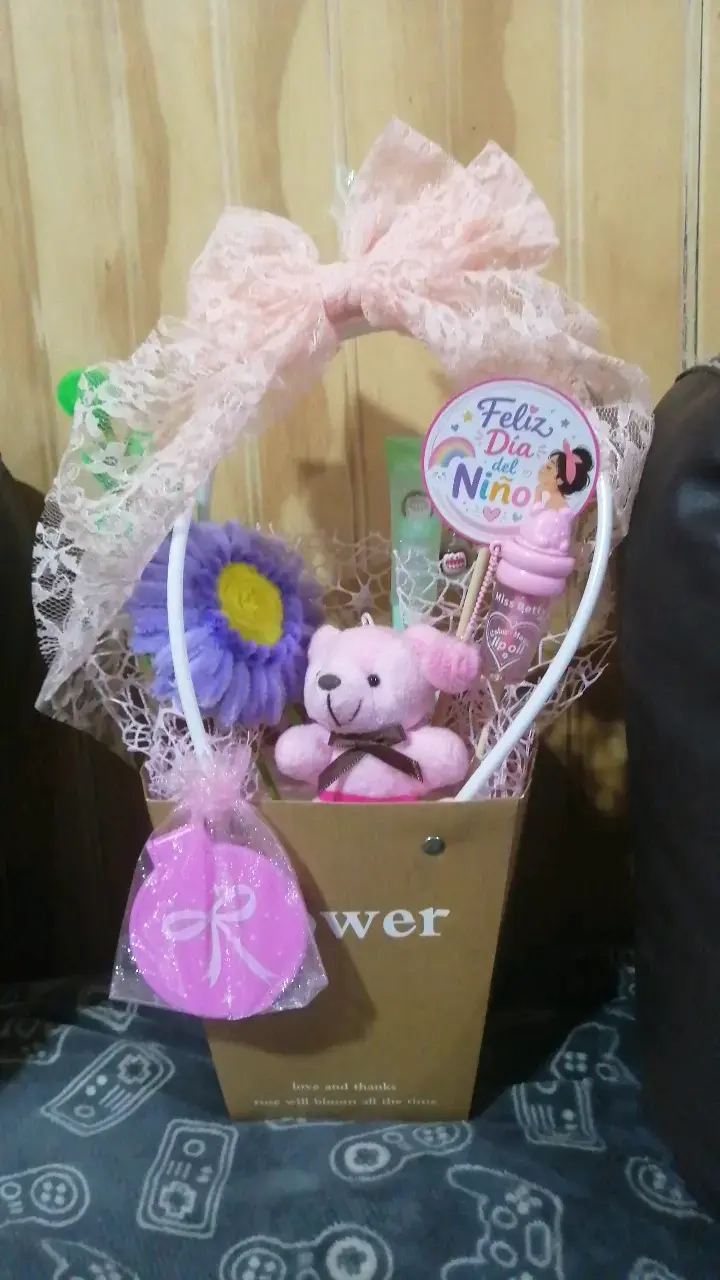 Canasta de regalo Día del Niño con peluche y dulces