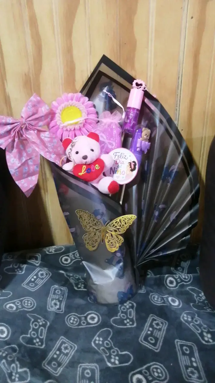 Ramo de regalo con peluche y dulces