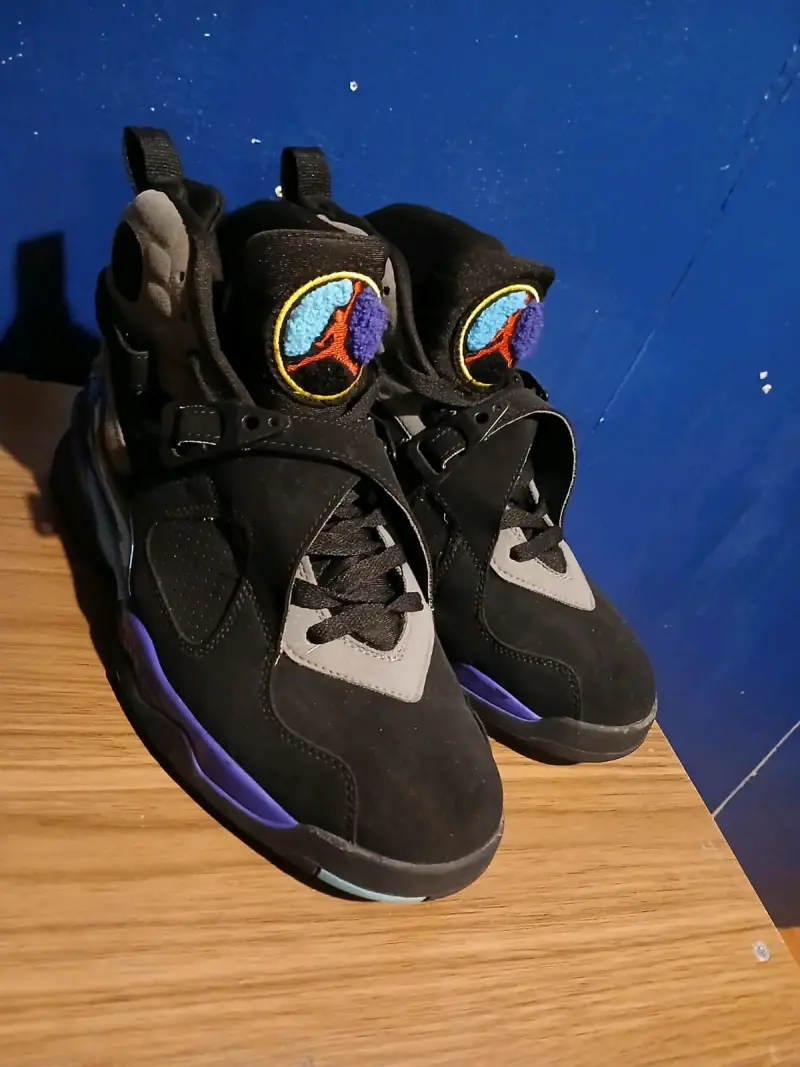 Zapatillas deportivas negras con detalles morados