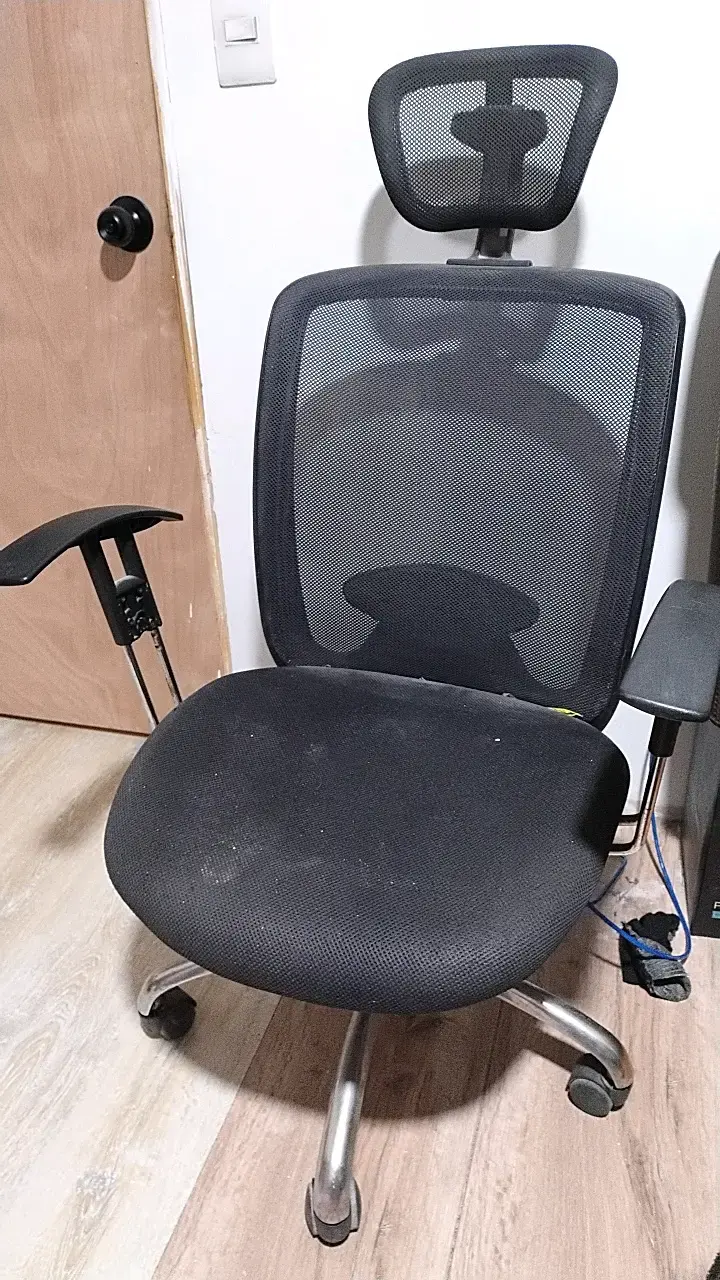 Silla de oficina ergonómica negra con respaldo de malla - 1