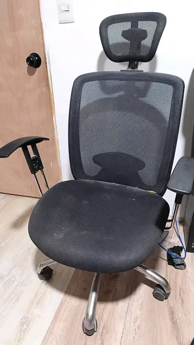 Silla de oficina ergonómica negra con respaldo de malla - miniatura 1