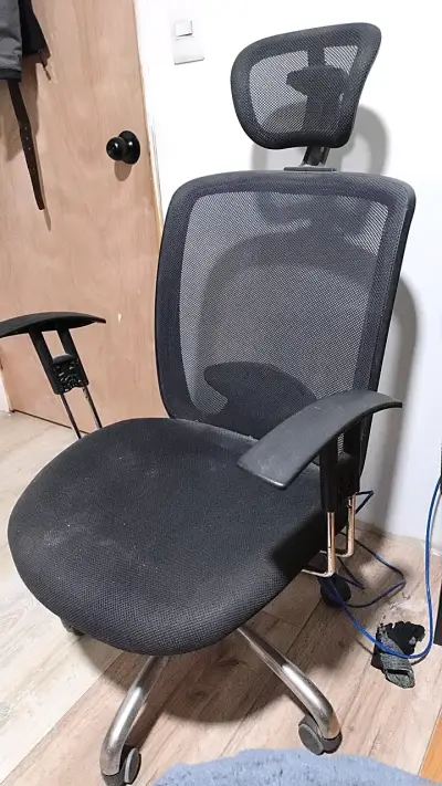 Silla de oficina ergonómica negra con respaldo de malla - miniatura 2