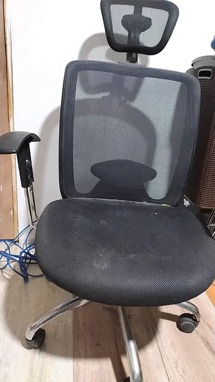 Silla de oficina ergonómica negra con respaldo de malla - 3