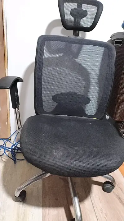 Silla de oficina ergonómica negra con respaldo de malla - miniatura 3