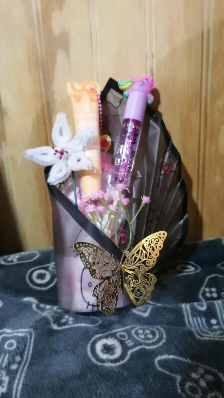 Set de regalo decorativo con mariposa y flores