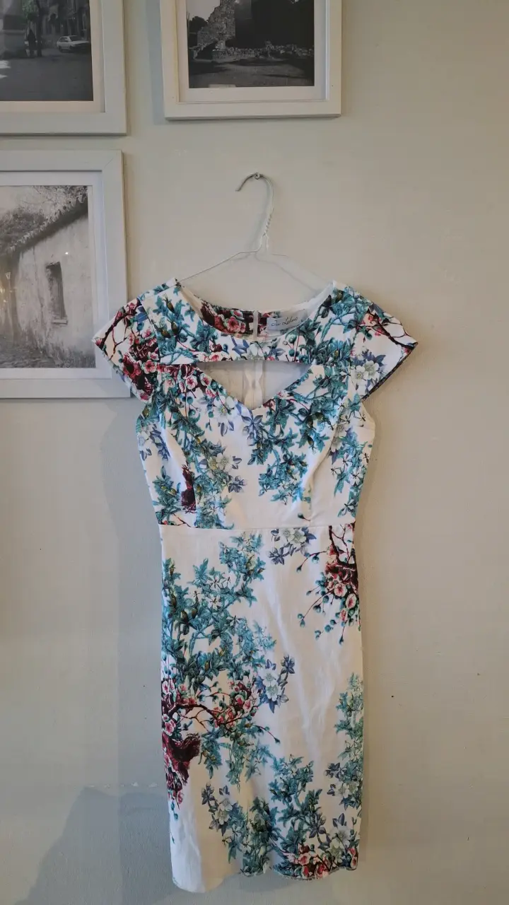 Vestido floral de verano con diseño elegante