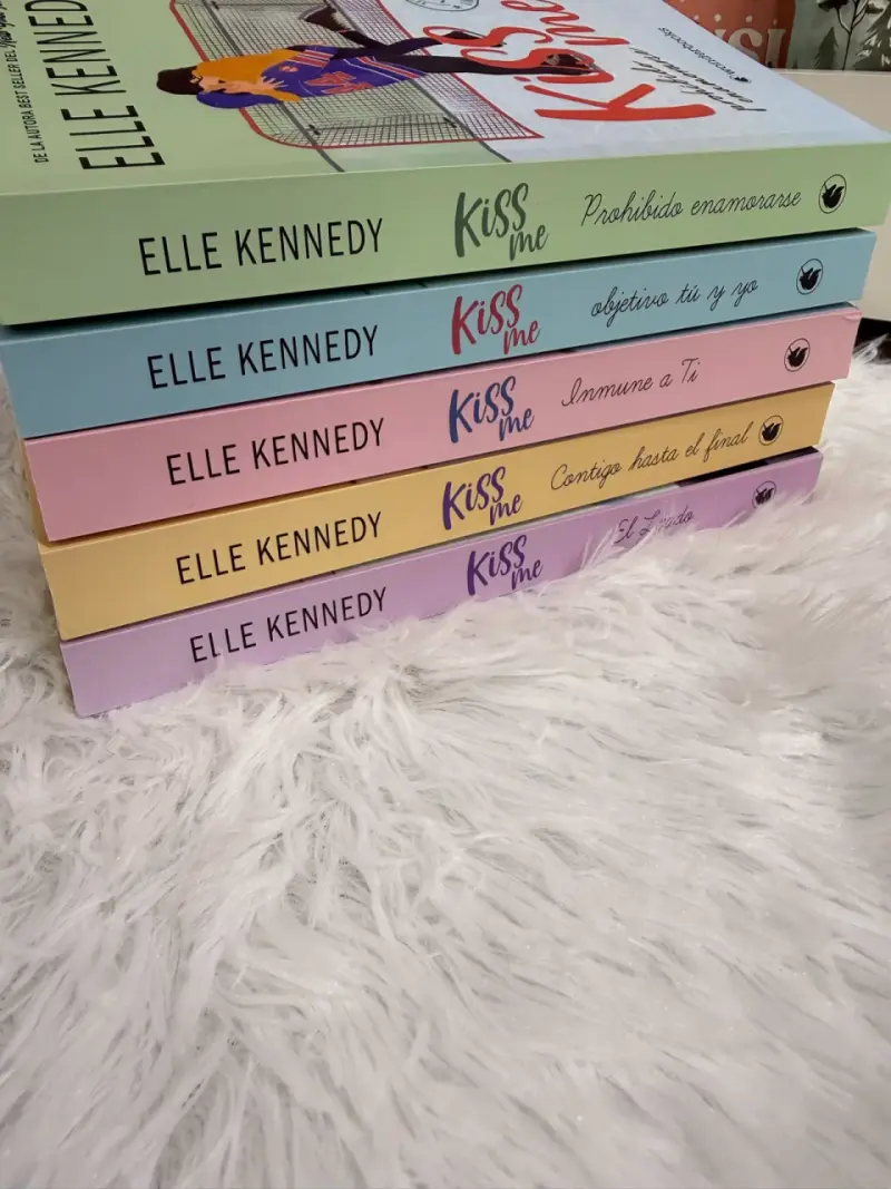 Saga de libros Kiss Me de Elle Kennedy - 3