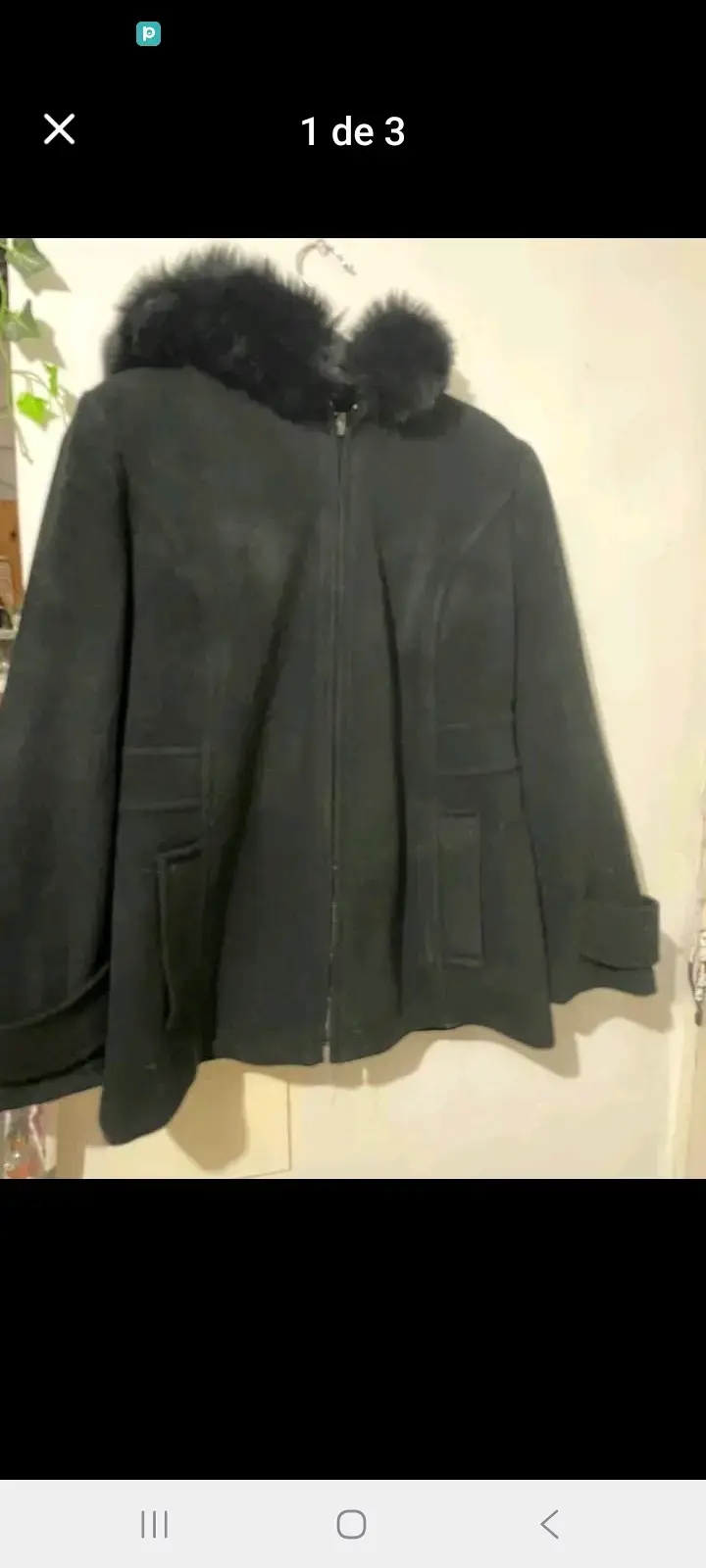 Abrigo negro con capucha y cuello de zorro - 1