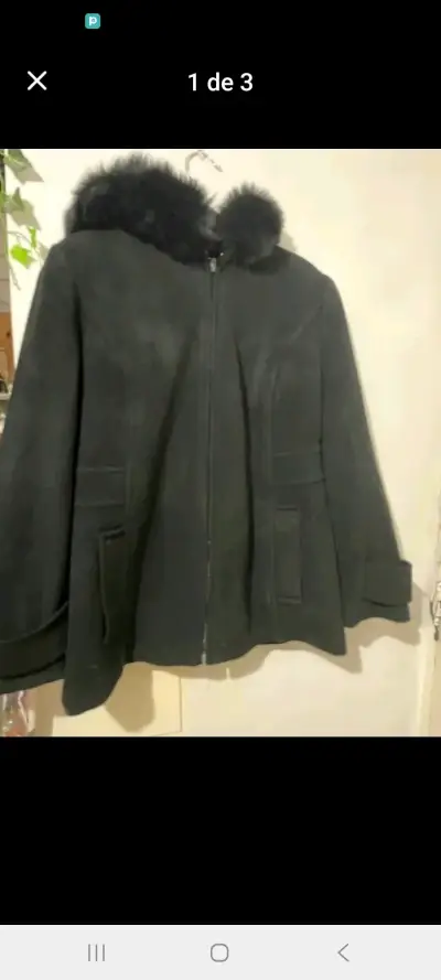 Abrigo negro con capucha y cuello de zorro - miniatura 1