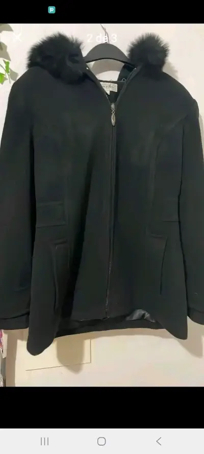 Abrigo negro con capucha y cuello de zorro - miniatura 2