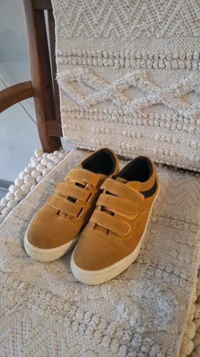 Zapatillas infantiles color mostaza con velcro - miniatura 1