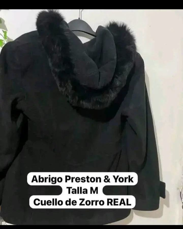 Abrigo negro con capucha y cuello de zorro - 3