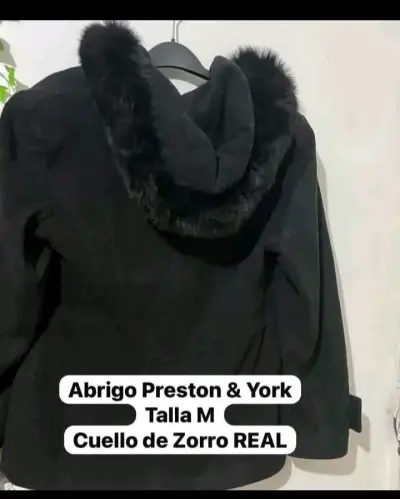 Abrigo negro con capucha y cuello de zorro - miniatura 3