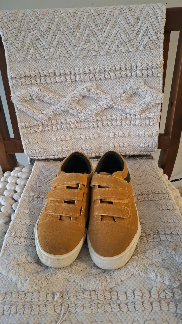 Zapatillas infantiles color mostaza con velcro - 2