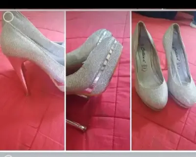 Zapatos de tacón alto plateados brillantes - miniatura 3