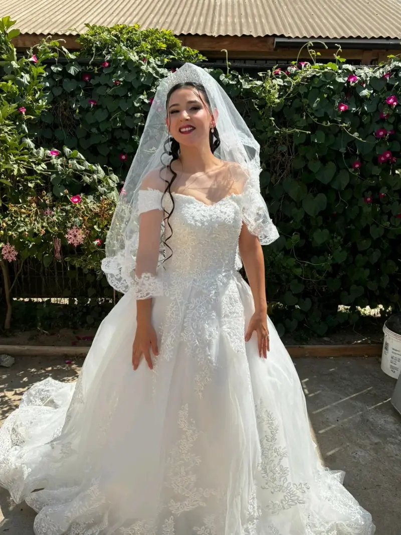 Vestido de novia blanco con encaje y corset y velo - 1