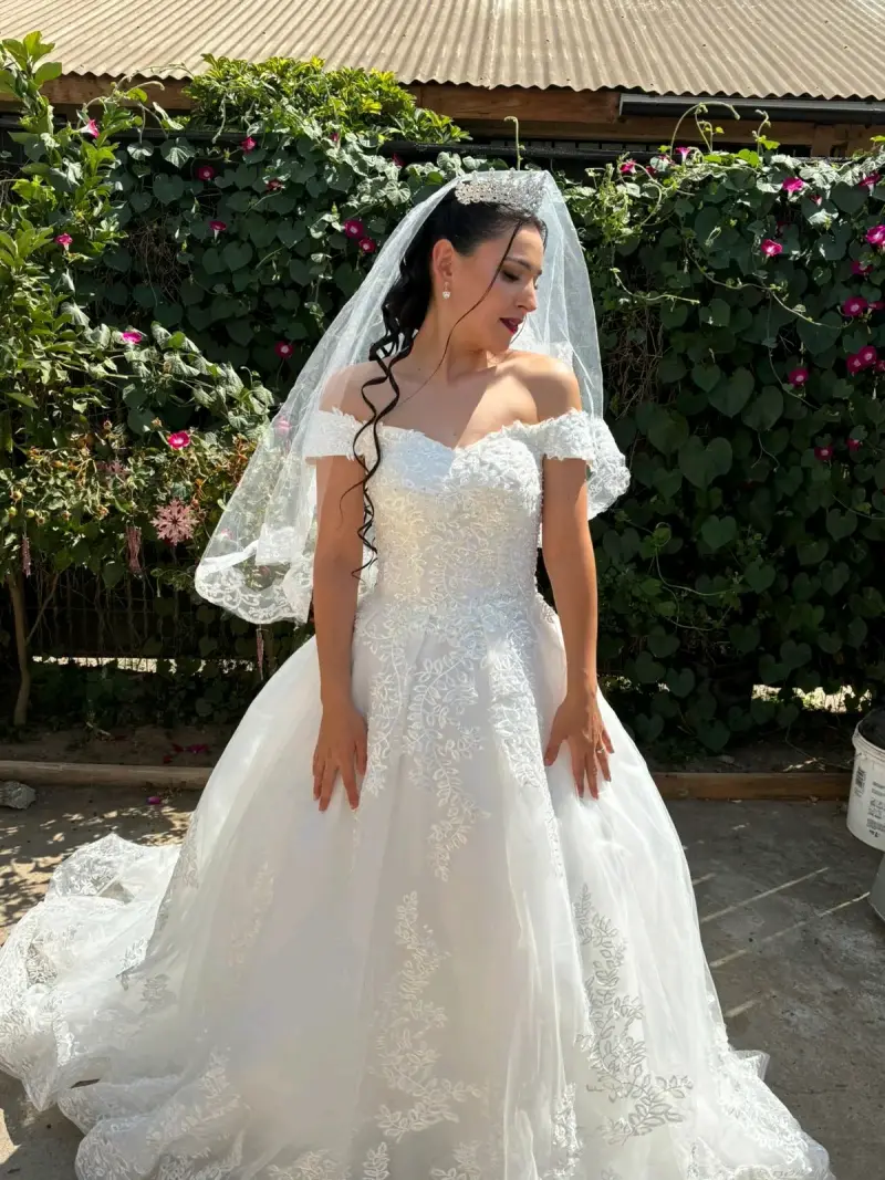 Vestido de novia blanco con encaje y corset y velo - 2