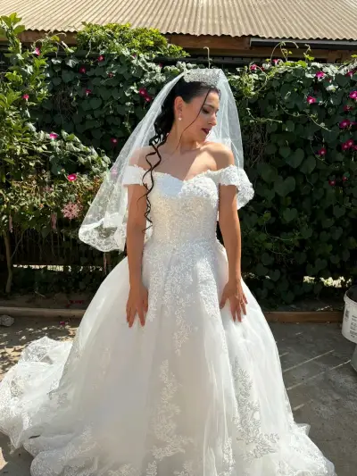 Vestido de novia blanco con encaje y corset y velo - miniatura 2