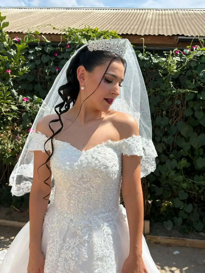 Vestido de novia blanco con encaje y corset y velo - 3
