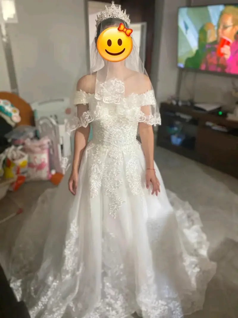 Vestido de novia blanco con encaje y corset y velo - 4