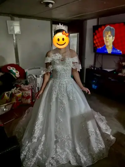 Vestido de novia blanco con encaje y corset y velo - miniatura 5