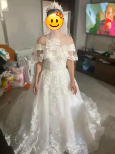 Vestido de novia blanco con encaje y corset y velo - miniatura 6