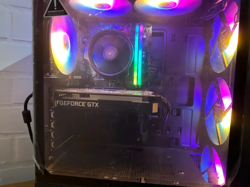 PC Gamer con Tarjeta Gráfica GeForce GTX y RGB - 1