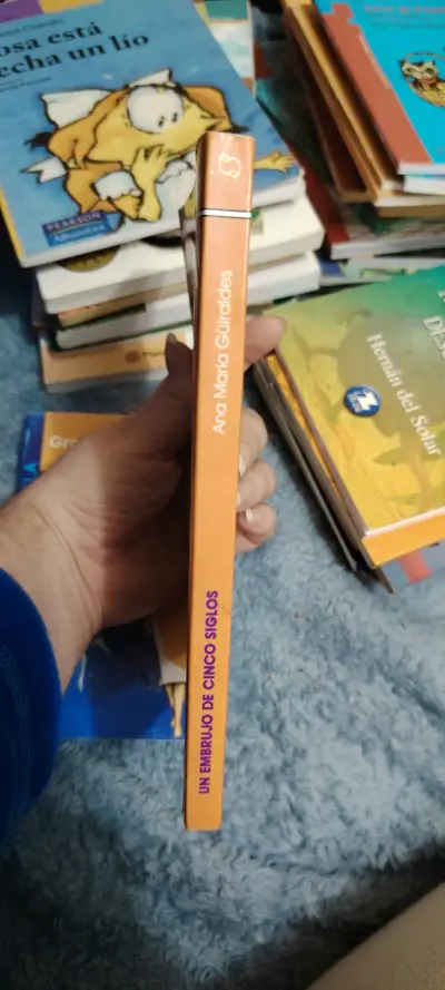 Libro 'Un Embrujo de Cinco Siglos' de Ana María Güiraldes - miniatura 3